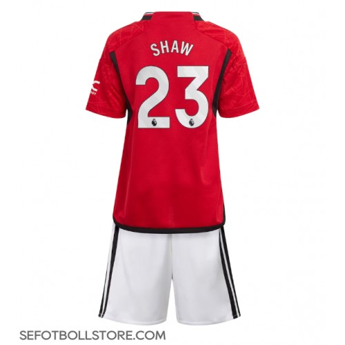 Manchester United Luke Shaw #23 Replika babykläder Hemmaställ Barn 2023-24 Kortärmad (+ korta byxor)